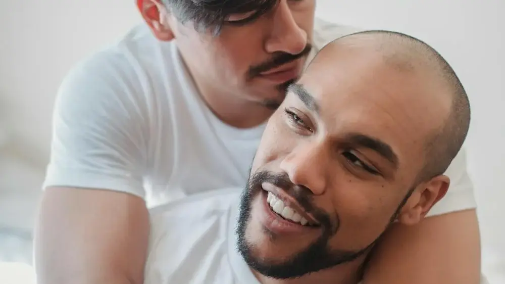 Mužský pár v objetí